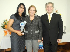 Ceclia Chaves, presidente da CACISC, recebe o trofu Personalidades Sindilojas Vale do Jacu 2011